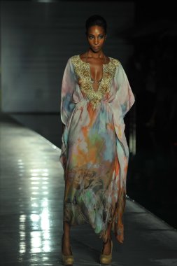 model mercedes-benz yüzmek moda haftası sırasında kareenas koleksiyonu-2013 için pist yürür