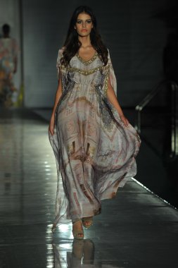 model mercedes-benz yüzmek moda haftası sırasında kareenas koleksiyonu-2013 için pist yürür