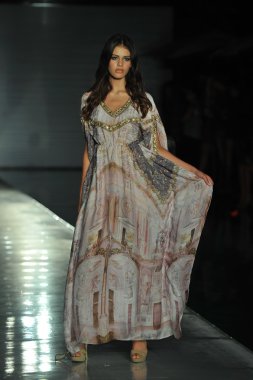 model mercedes-benz yüzmek moda haftası sırasında kareenas koleksiyonu-2013 için pist yürür