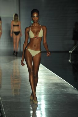 model mercedes-benz yüzmek moda haftası sırasında kareenas koleksiyonu-2013 için pist yürür