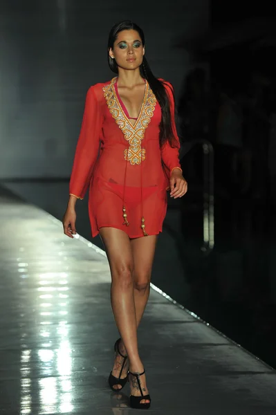 Modelo camina pasarela en la Colección Kareenas para 2013 durante Mercedes-Benz Swim Fashion Week — Foto de Stock