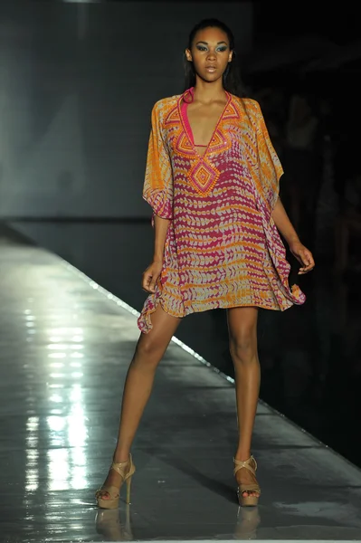 모델 수영 메르세데스-벤츠 패션 위 크 동안 2013에 대 한 Kareenas 컬렉션에서 활주로 걸어 — 스톡 사진