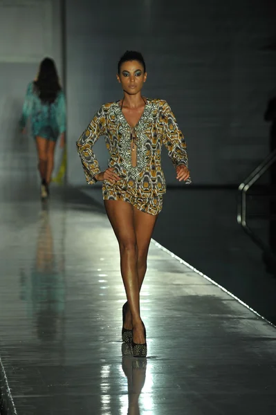 Modelo camina pasarela en la Colección Kareenas para 2013 durante Mercedes-Benz Swim Fashion Week — Foto de Stock