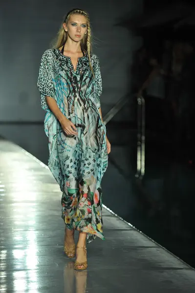 モデルは、kareenas のコレクション 2013年メルセデス ・ ベンツ泳ぐファッションウィーク期間中に滑走路を歩く — ストック写真