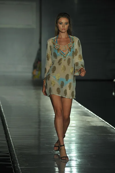 Model chodí dráha v kolekci kareenas pro 2013 během plavání mercedes-benz fashion week — Stock fotografie