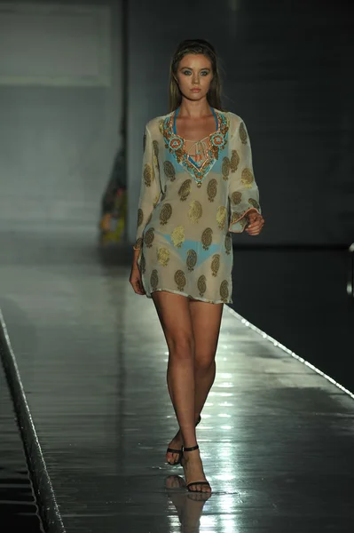 Modelo caminha pista na Coleção Kareenas para 2013 durante Mercedes-Benz Swim Fashion Week — Fotografia de Stock