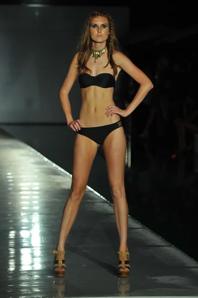 Modelo camina pasarela en la Colección Kareenas para 2013 durante Mercedes-Benz Swim Fashion Week — Foto de Stock