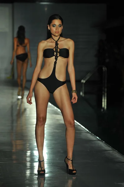 Modèle marche piste à la Collection Kareenas pour 2013 lors de Mercedes-Benz Swim Fashion Week — Photo