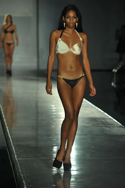 Modelo camina pasarela en la Colección Kareenas para 2013 durante Mercedes-Benz Swim Fashion Week —  Fotos de Stock