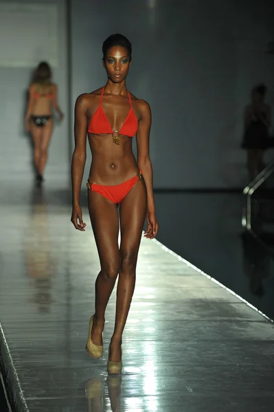 在 2013 年梅赛德斯-奔驰游泳时尚周期间的 kareenas 集合模型漫步跑道 — 图库照片