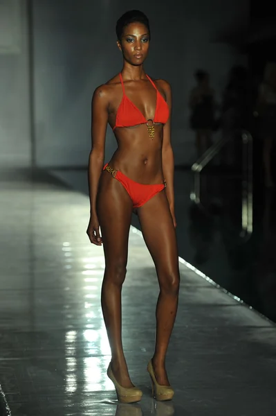 Modelo caminha pista na Coleção Kareenas para 2013 durante Mercedes-Benz Swim Fashion Week — Fotografia de Stock