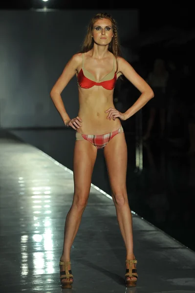Modelo camina pasarela en la Colección Kareenas para 2013 durante Mercedes-Benz Swim Fashion Week — Foto de Stock