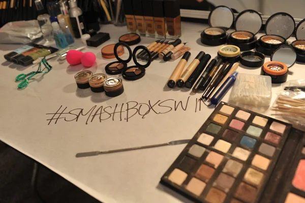 Productos cosméticos Smashbox para la exposición en la colección Agua Di Lara 2014 entre bastidores durante la Mercedes-Benz Swim Fashion Week — Foto de Stock