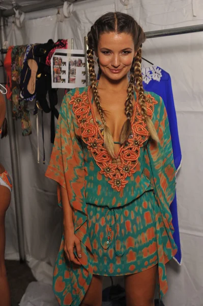 Le modelle si preparano per la sfilata al backstage della collezione Agua Di Lara 2014 durante la Mercedes-Benz Swim Fashion Week — Foto Stock