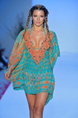 model 2014 için di lara toplama sırasında mercedes-benz moda haftası yüzmek agua pist yürür