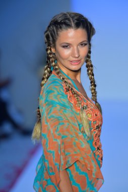 model 2014 için di lara toplama sırasında mercedes-benz moda haftası yüzmek agua pist yürür