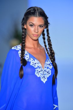 model 2014 için di lara toplama sırasında mercedes-benz moda haftası yüzmek agua pist yürür