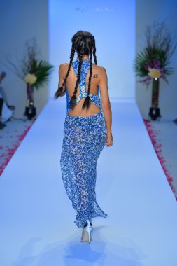 model 2014 için di lara toplama sırasında mercedes-benz moda haftası yüzmek agua pist yürür