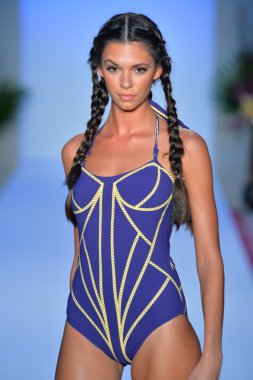 model 2014 için di lara toplama sırasında mercedes-benz moda haftası yüzmek agua pist yürür