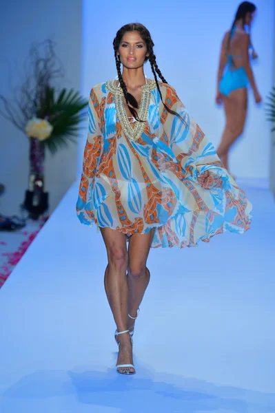 Modelo camina pasarela en la Colección Agua Di Lara para 2014 durante Mercedes-Benz Swim Fashion Week — Foto de Stock