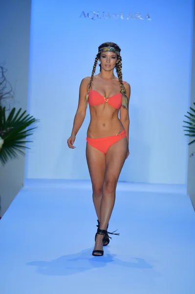 Model läuft Laufsteg der agua di lara-Kollektion für 2014 während der mercedes-benz swim fashion week — Stockfoto