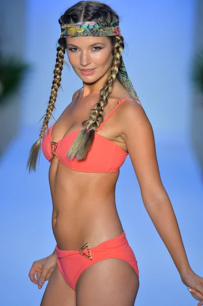Modell sétál a kifutópálya Agua Di Lara gyűjtemény 2014 során Mercedes-Benz úszni Fashion Week — Stock Fotó