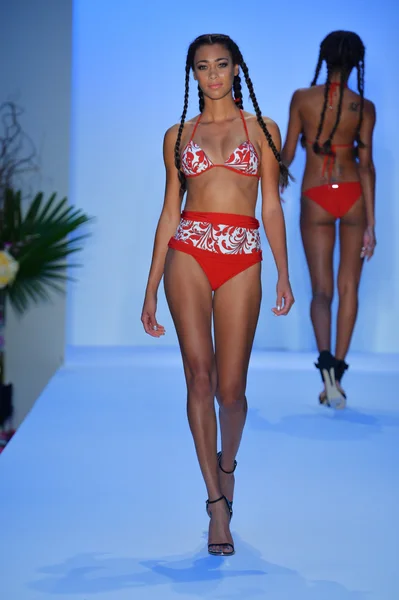 Modelo camina pasarela en la Colección Agua Di Lara para 2014 durante Mercedes-Benz Swim Fashion Week —  Fotos de Stock