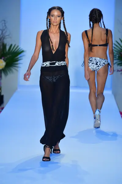 Modèle marche piste à la collection Agua Di Lara pour 2014 lors de Mercedes-Benz Swim Fashion Week — Photo