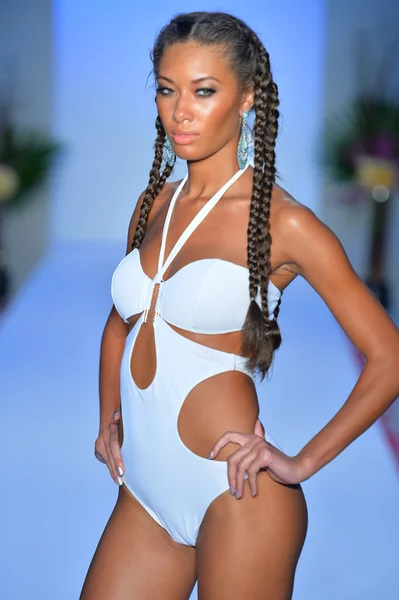 Модель гуляет по подиуму в коллекции Agua Di Lara за 2014 год во время Недели моды Mercedes-Benz Swim — стоковое фото