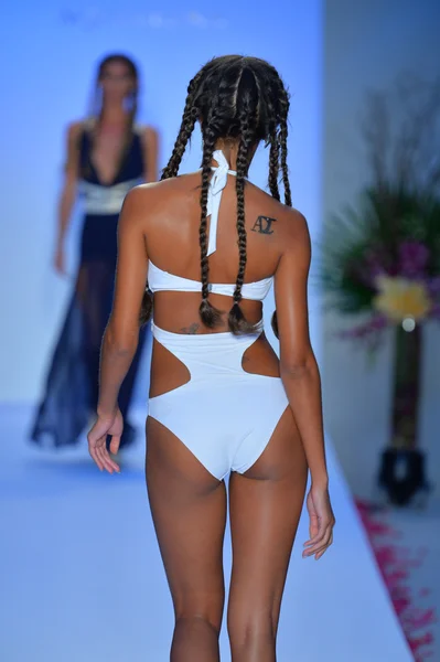 Μοντέλο βόλτες διάδροµος το agua di lara συλλογή για το 2014, κατά τη διάρκεια της mercedes-benz κολυμπήσετε εβδομάδα μόδας — Φωτογραφία Αρχείου