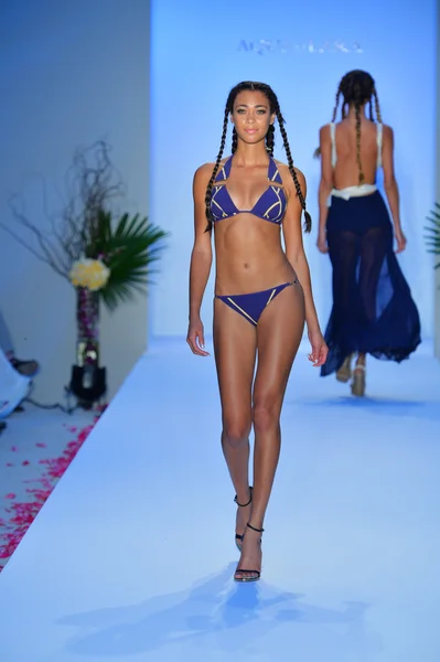 Model läuft Laufsteg der agua di lara-Kollektion für 2014 während der mercedes-benz swim fashion week — Stockfoto