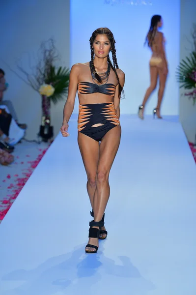 Modelo caminha pista na coleção Água Di Lara para 2014 durante Mercedes-Benz Swim Fashion Week — Fotografia de Stock