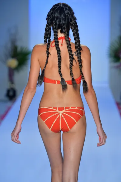 Model chodí dráha v agua di lara kolekce pro rok 2014 během mercedes-benz plavat týden módy — Stock fotografie