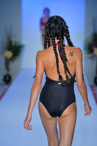 모델 수영 메르세데스-벤츠 패션 위 크 동안 2014 년 아구 아 디 라 라 컬렉션에서 활주로 걸어 — 스톡 사진