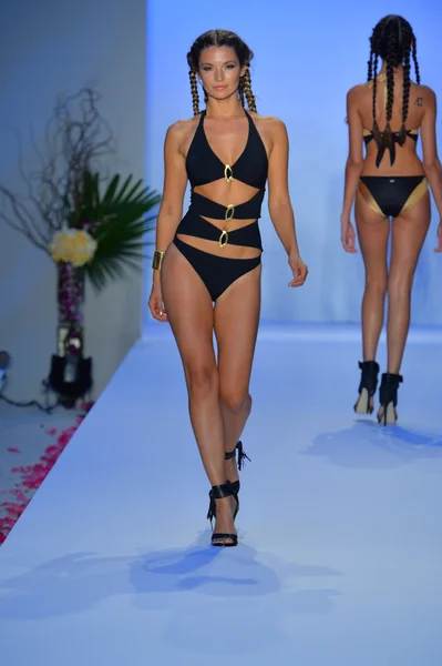 Modelo camina pasarela en la Colección Agua Di Lara para 2014 durante Mercedes-Benz Swim Fashion Week —  Fotos de Stock