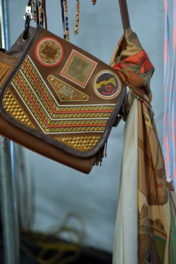 sahne arkası için genel görünümü ve agua bendita koleksiyon ilkbahar - yaz 2014 için moda aksesuarları