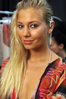 saç ve makyaj süreci ve ilk bakar kuliste agua bendita toplama sırasında modeli