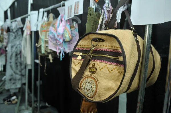 Allmänna uppfattningen att backstage och modeaccessoarer på de agua bendita kollektionen för våren - sommaren 2014 — Stockfoto