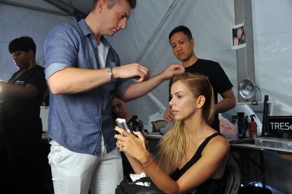 Model during hair and makeup process and first looks backstage at the Agua Bendita Collection — Stock Photo, Image