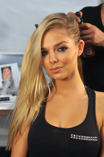 Modelo durante el proceso de cabello y maquillaje y primero mira detrás del escenario en la Colección Agua Bendita — Foto de Stock