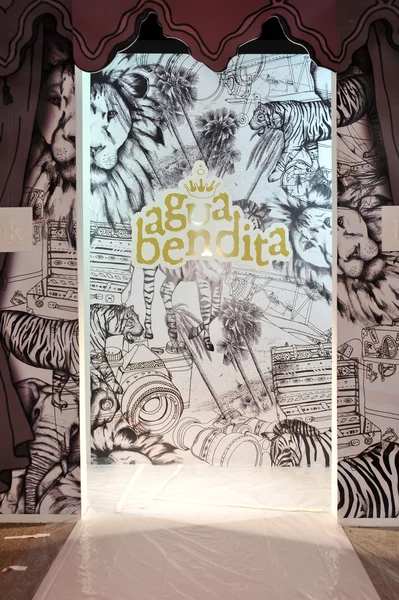 Vue générale de la scène et de la porte de la collection Agua Bendita — Photo