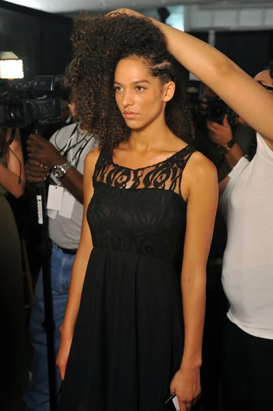 Modèle pendant le processus de coiffure et de maquillage et regarde d'abord les coulisses de la collection Agua Bendita — Photo