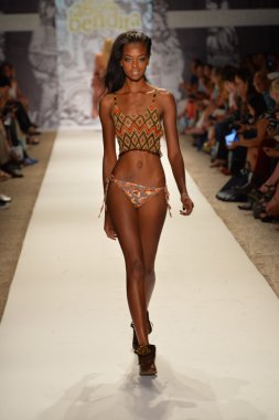 agua bendita koleksiyon ilkbahar - yaz 2014 için pist model yürür