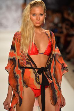 agua bendita koleksiyon ilkbahar - yaz 2014 için pist model yürür