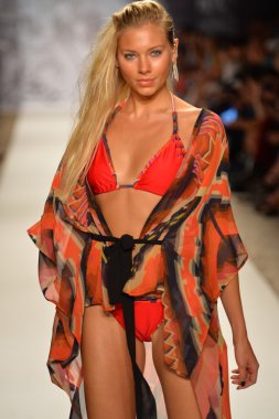 agua bendita koleksiyon ilkbahar - yaz 2014 için pist model yürür