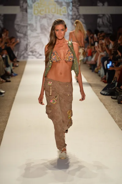 Model walks runway at the Agua Bendita Collection for Spring - Summer 2014 — Stock Photo, Image