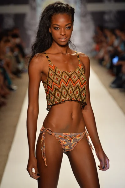 Model walks runway at the Agua Bendita Collection for Spring - Summer 2014 — Stock Photo, Image