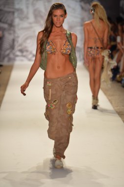 agua bendita koleksiyon ilkbahar - yaz 2014 için pist model yürür