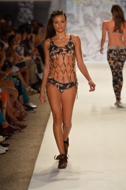 agua bendita koleksiyon ilkbahar - yaz 2014 için pist model yürür