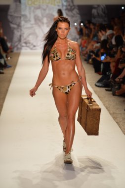 agua bendita koleksiyon ilkbahar - yaz 2014 için pist model yürür